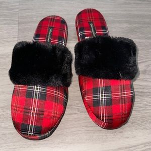 VICTORIAS SECRET red black plaid fuzzy slippers NEW LARGE 9-10